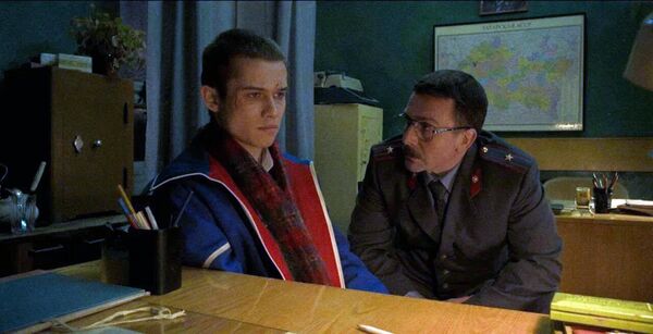 Кадр из сериала Слово пацана. Кровь на асфальте Кадр из сериала Слово пацана. Кровь на асфальте
