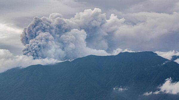 Вулканический пепел над горой Марапи во время извержения в индонезийской провинции Западная Суматра. 4 декабря 2023