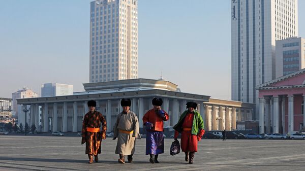 Мужчины в национальных одеждах на площади Сухэ-Батора в Улан-Баторе