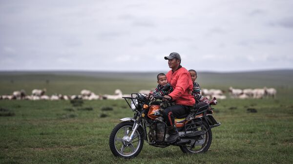 Семья кочевников в монгольской степи