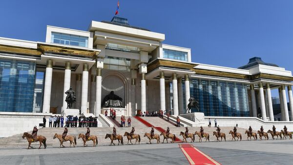 Почетный караул у Государственного дворца на площади имени Д. Сухэ-Батора в Улан-Баторе