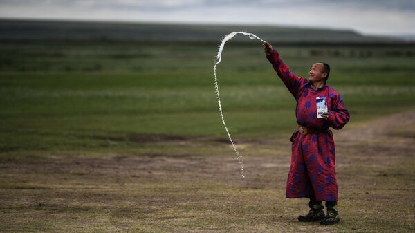 Лама во время обряда благословения земли в провинции Дорнод