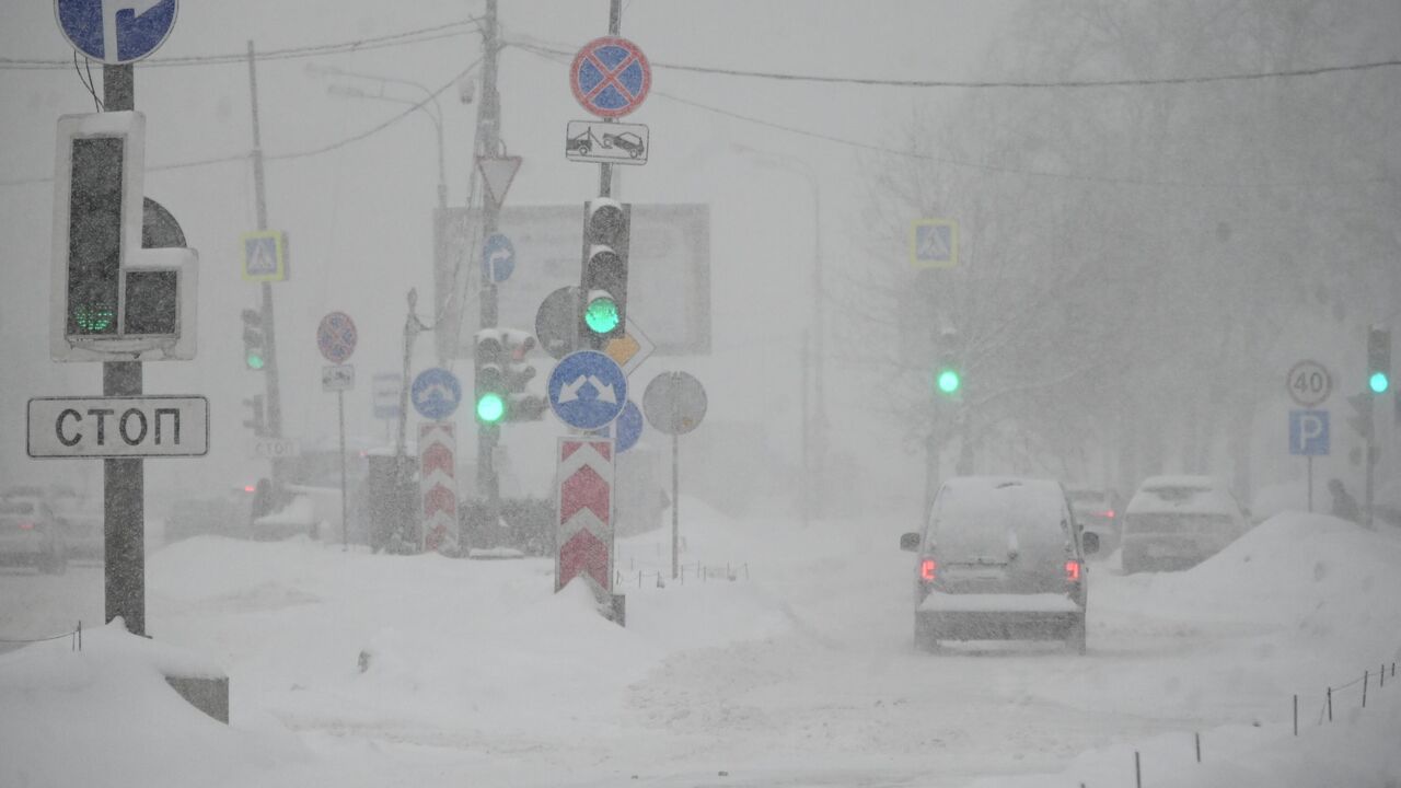 Что нужно знать о движении по заснеженной дороге - Радио Sputnik, 16.12.2023