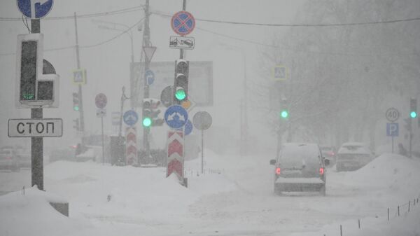 Автомобиль на Ленинском проспекте во время сильного снегопада в Москве. Архивное фото