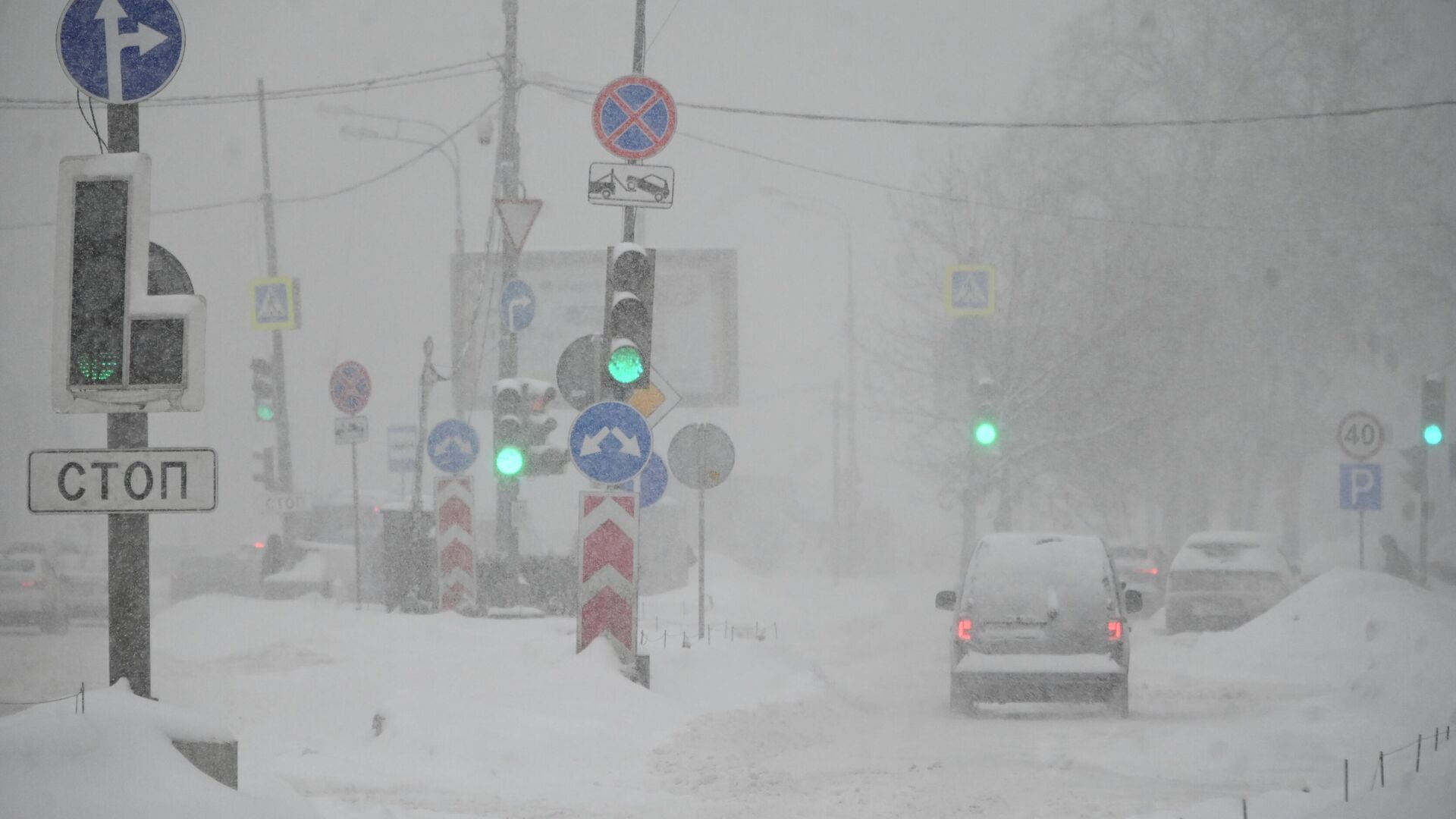 Автомобиль во время сильного снегопада в Москве - РИА Новости, 1920, 16.12.2023