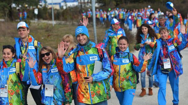 Волонтеры в прибрежной Олимпийской деревне в Сочи