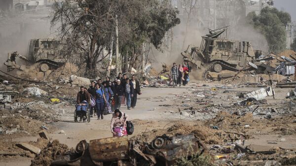 Палестинцы покидают сектор Газа по улице Салах ад-Дина