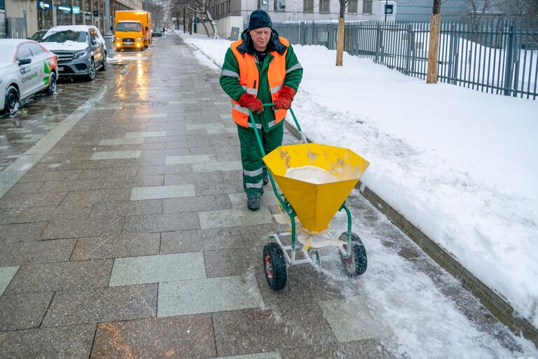 Уборка снега в Москве