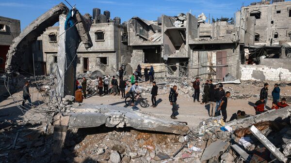 Разрушенные в результате израильских авиаударов жилые дома в Рафахе на юге сектора Газа