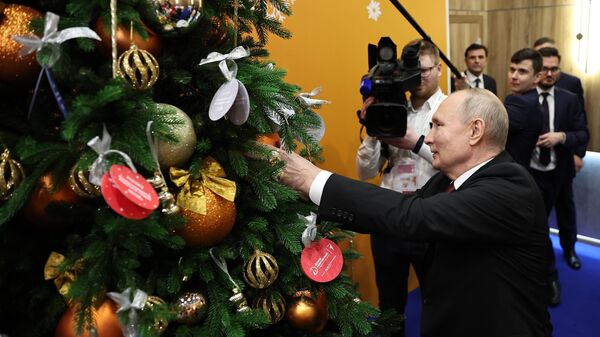 Президент РФ Владимир Путин принимает участие в благотворительной акции Елка желаний во время посещения выставки Россия на ВДНХ. 4 декабря 2023