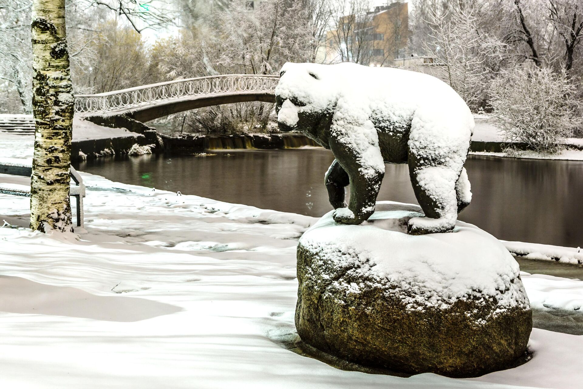Скульптура медведя на берегу реки Неглинки после ночного снегопада в Петрозаводске - РИА Новости, 1920, 04.12.2023