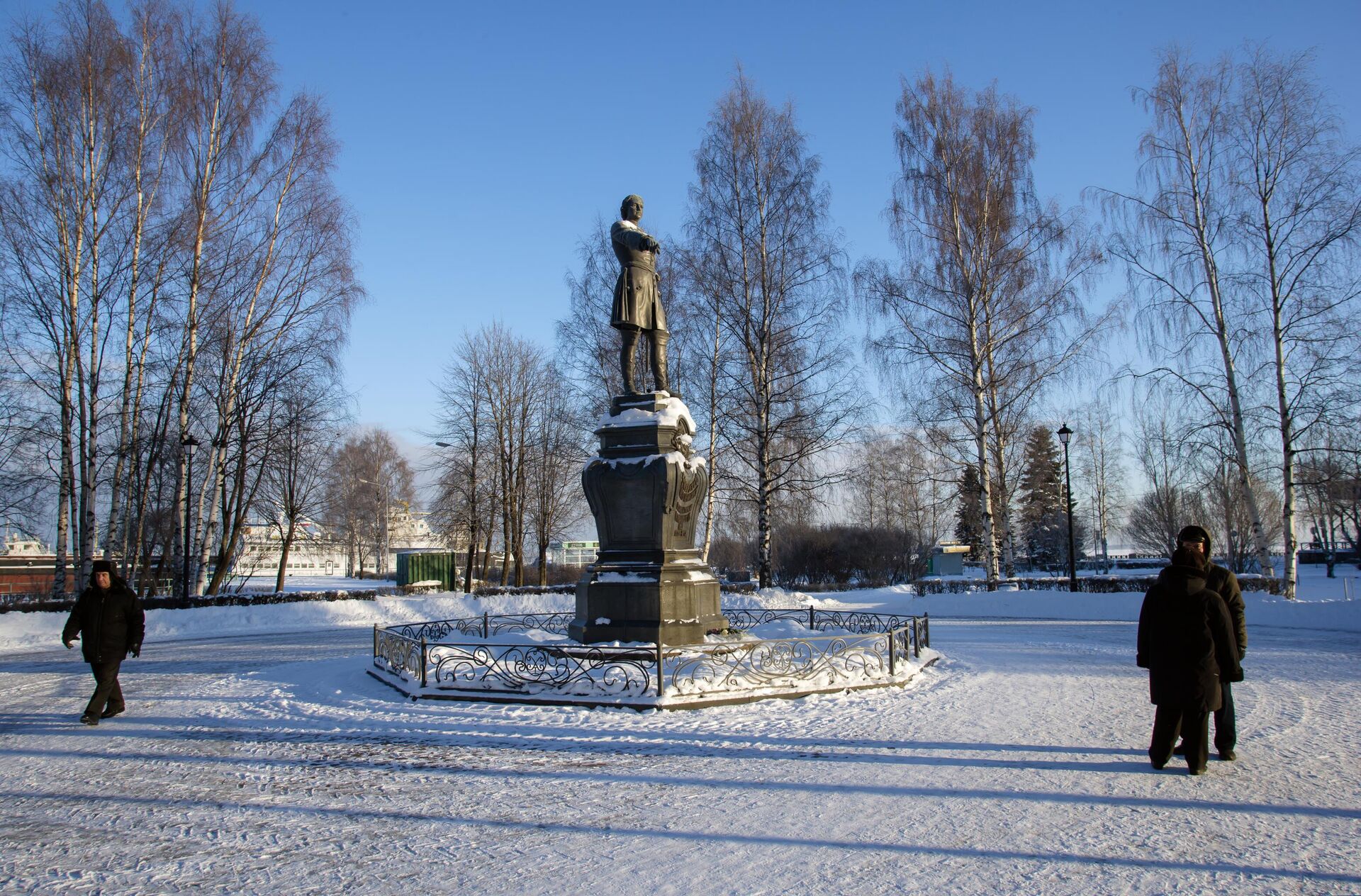 Памятник основателю Петрозаводска Петру Алексеевичу, расположенный в центре Петровского сквера Петрозаводска - РИА Новости, 1920, 04.12.2023