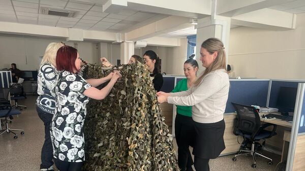 Операторы фонда соцстрахования в Хабаровске плетут маскировочные сети для участников СВО