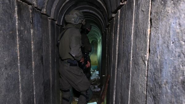 Солдаты идут по туннелю, вырытому боевиками ХАМАС внутри больничного комплекса Аль-Шифа в городе Газа на севере сектора Газа