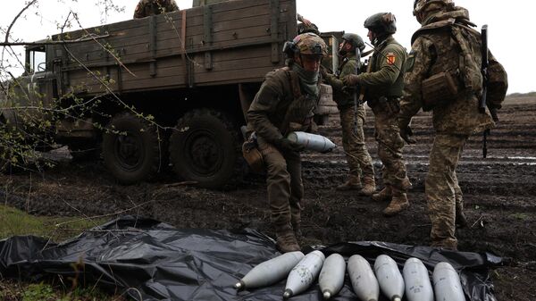 Украинские военные разгружают артиллерийские снаряды