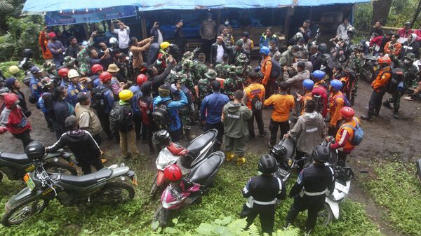 Спасатели готовятся к поисково-спасательной операции после извержения вулкана Марапи в Индонезии