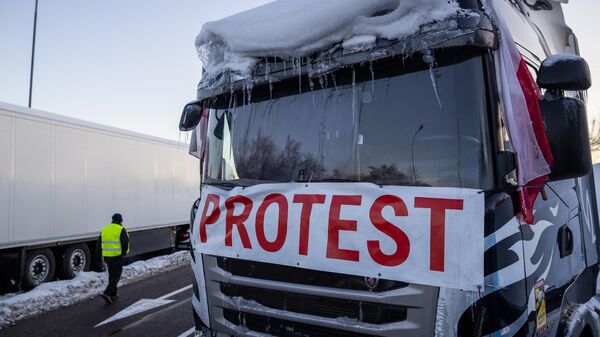 Польские грузовики блокируют доступ к пограничному переходу между Польшей и Украиной