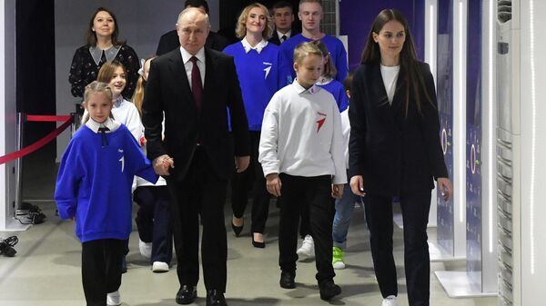 Президент РФ Владимир Путин во время посещения Международной выставки-форума Россия на ВДНХ