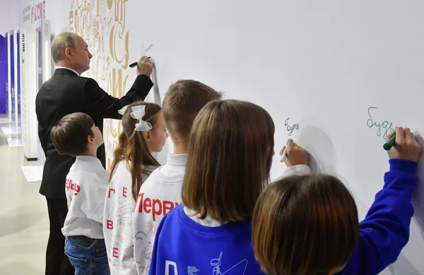 Президент РФ Владимир Путин во время посещения Международной выставки-форума Россия на ВДНХ