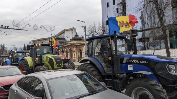 Колонна тракторов на центральных улицах Кишинева
