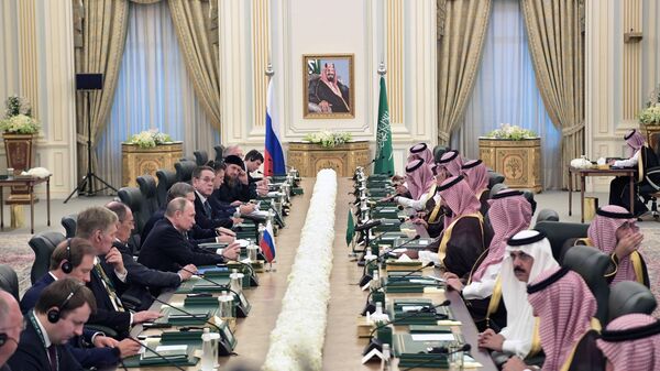 Президент РФ Владимир Путин и король Саудовской Аравии Сальман бен Абдель Азиз аль Сауд на российско-саудовских переговорах.