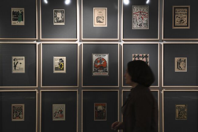 Посетитель на выставке Литература ХХ века. Шедевры коллекции ГМИРЛИ имени В. И. Даля, проходящей в рамках открытия нового здания Государственного музея истории российской литературы имени В. И. Даля Доходный дом Любощинских-Вернадских на Зубовском бульваре в Москве Посетитель на выставке Литература ХХ века. Шедевры коллекции ГМИРЛИ имени В. И. Даля, проходящей в рамках открытия нового здания Государственного музея истории российской литературы имени В. И. Даля Доходный дом Любощинских-Вернадских на Зубовском бульваре в Москве