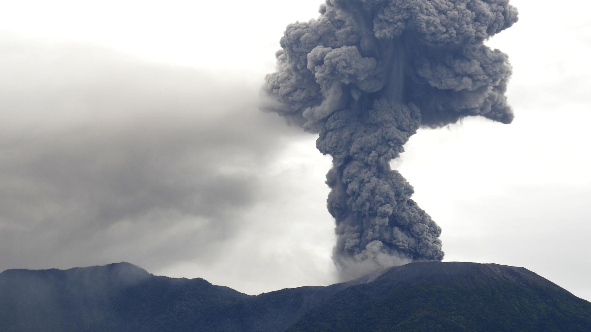 Извержение вулкана Марапи в Индонезии. 4 декабря 2023 - РИА Новости, 1920, 05.12.2023