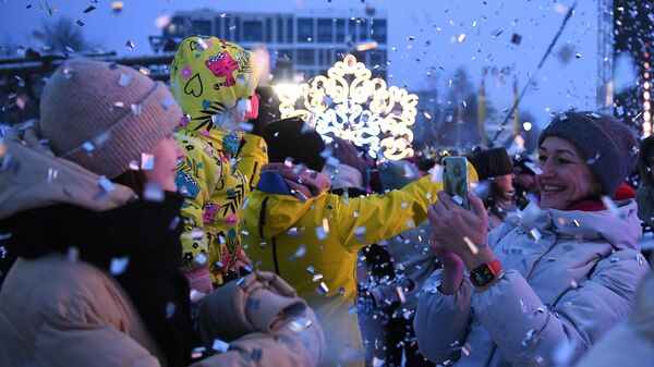 Участники церемонии передачи Снежинки - символа Новогодней столицы Суздалю, который станет Новогодней столицей страны 2023-2024 года
