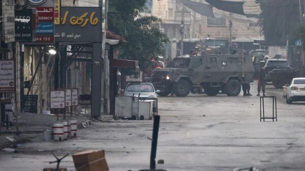 Израильские силы безопасности на позиции во время рейда на палестинские территории