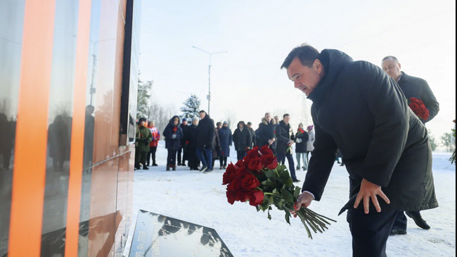 Воробьев возложил цветы к мемориалу Рубеж обороны в Протвино
