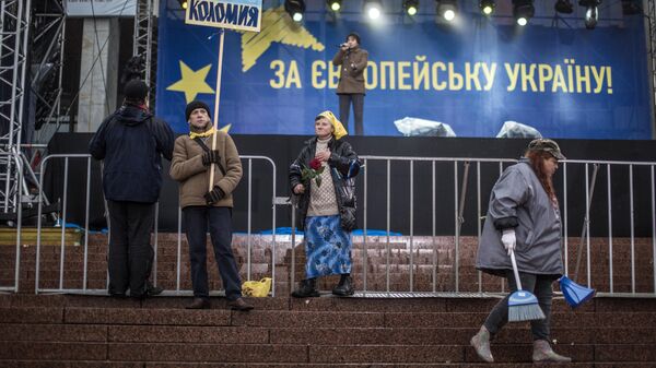 Сторонники евроинтеграции Украины около сцены на Европейской площади в Киеве. 2013 год 