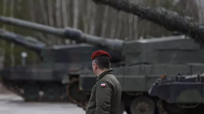 Польский военнослужащий около танков Leopard 2