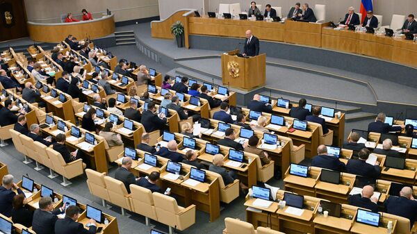 Заместитель председателя правительства РФ Дмитрий Чернышенко выступает на пленарном заседании Государственной думы РФ