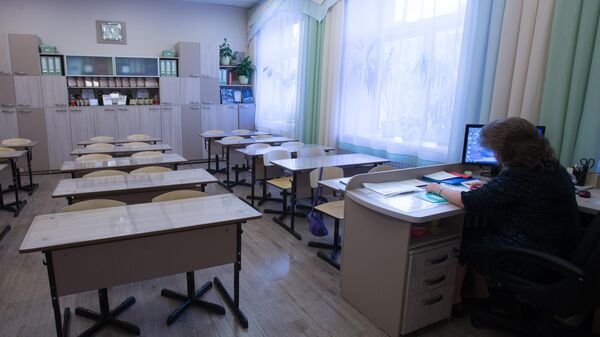 Путин поручил подвести итоги по снижению нагрузки на учителей