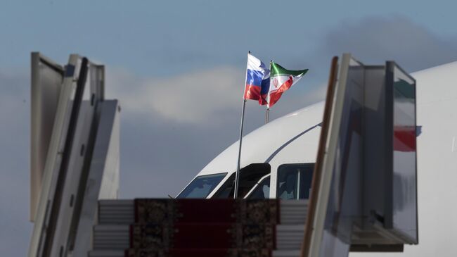 Флаги России и Ирана возле самолета президента Ирана в аэропорту Внуково. Архивное фото