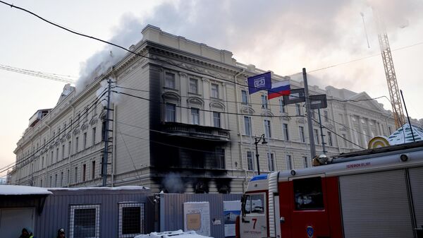 Автомобиль пожарной службы на месте возгорания в здании Санкт-Петербургской консерватории