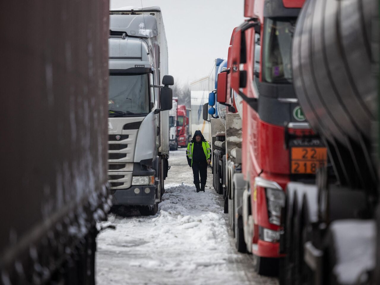 Украинские перевозчики устроили протест возле сейма Польши - РИА Новости,  06.12.2023