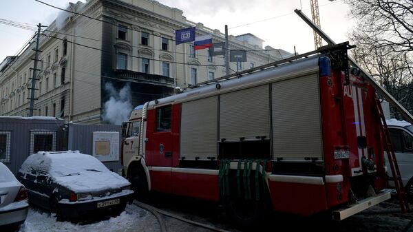 Автомобиль пожарной службы на месте возгорания в здании Санкт-Петербургской консерватории