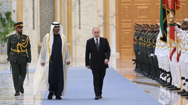 Президент РФ Владимир Путин и президент ОАЭ шейх Мухаммед бен Заид Аль Нахайян на церемонии официальной встречи в Абу-Даби