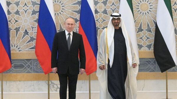 Президент РФ Владимир Путин и президент ОАЭ шейх Мухаммед бен Заид Аль Нахайян на церемонии официальной встречи в Абу-Даби