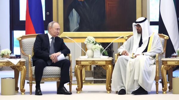Президент России Владимир Путин и президент ОАЭ шейх Мухаммед бен Заид Аль Нахайян во время встречи во дворце Каср Аль-Ватан в Абу-Даби