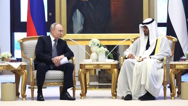 Президент России Владимир Путин и президент ОАЭ шейх Мухаммед бен Заид Аль Нахайян во время встречи во дворце Каср Аль-Ватан в Абу-Даби