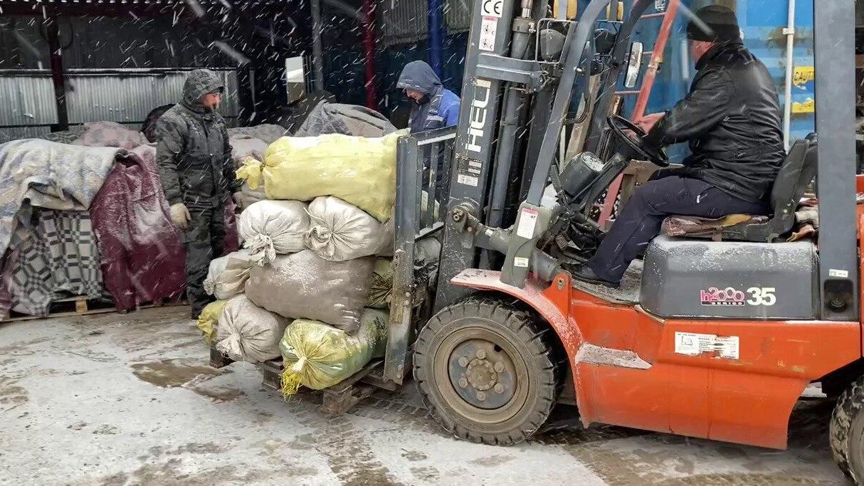 Орловский Народный фронт передал грузовик картофеля и печку в зону СВО - РИА Новости, 1920, 06.12.2023