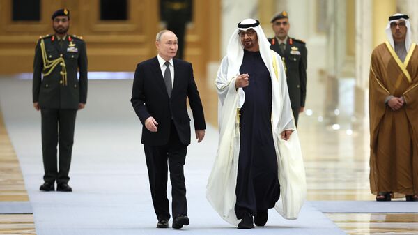 Президент России Владимир Путин и президент ОАЭ шейх Мухаммед бен Заид Аль Нахайян на церемонии официальной встречи во дворце Каср Аль-Ватан в Абу-Даби