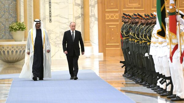 Президент РФ Владимир Путин и президент ОАЭ шейх Мухаммед бен Заид Аль Нахайян на церемонии официальной встречи во дворце Каср Аль-Ватан в Абу-Даби
