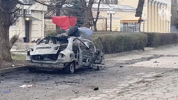 Место взрыва автомобиля в Луганске
