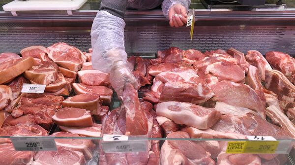Отдел свежего мяса в супермаркете