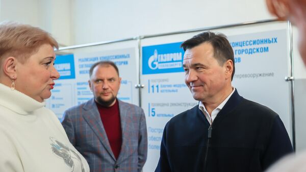Губернатор Московской области Андрей Воробьев общается с жителями на одной из обновленных котельных на Борисовском шоссе