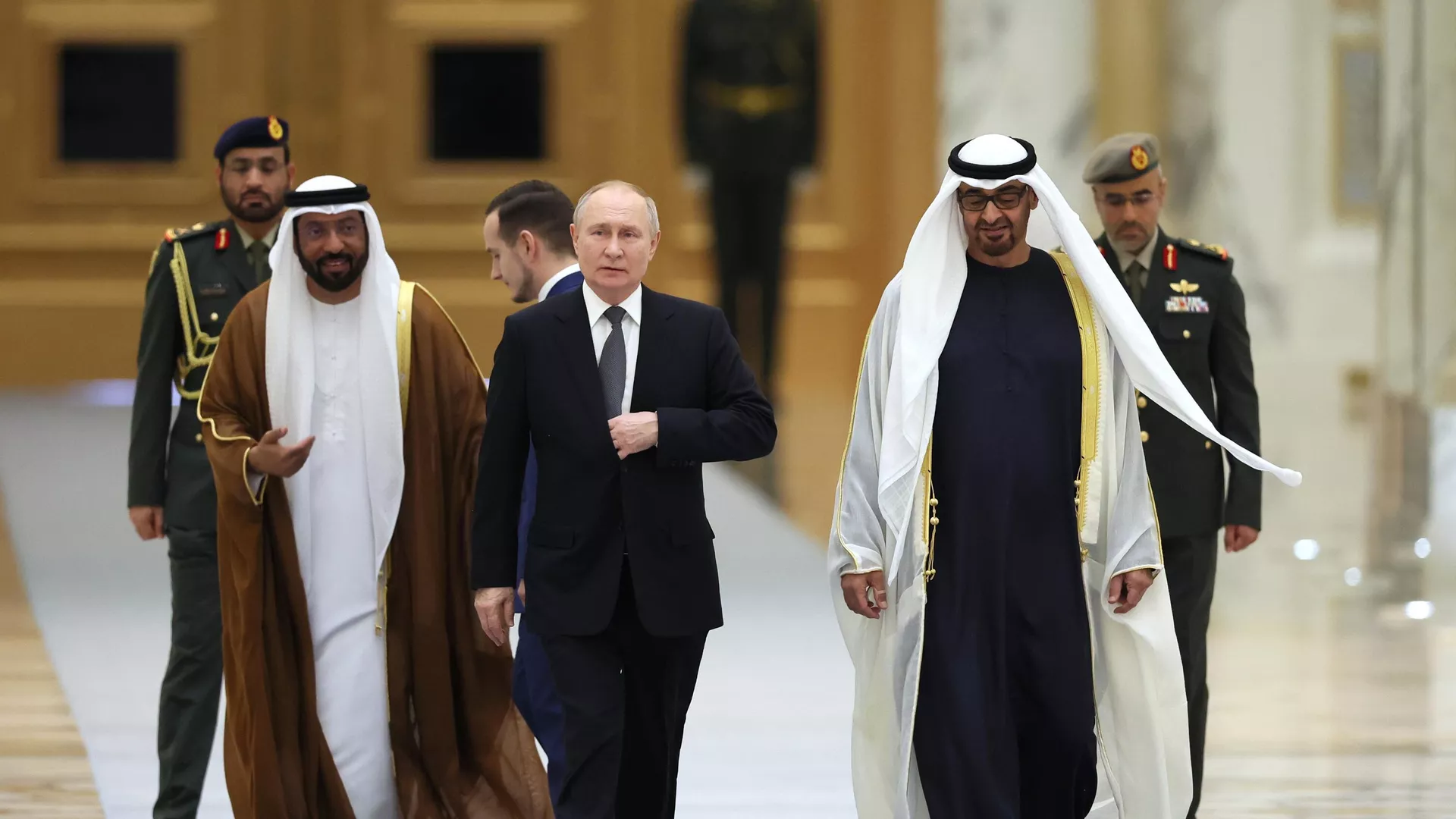 Tổng thống Nga Vladimir Putin và Tổng thống UAE Sheikh Mohammed bin Zayed Al Nahyan tại lễ đón chính thức tại Cung điện Qasr Al Watan ở Abu Dhabi - RIA Novosti, 1920, 08/12/2023