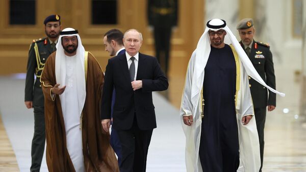 Президент РФ Владимир Путин и президент ОАЭ шейх Мухаммед бен Заид Аль Нахайян на церемонии официальной встречи во дворце Каср Аль-Ватан в Абу-Даби